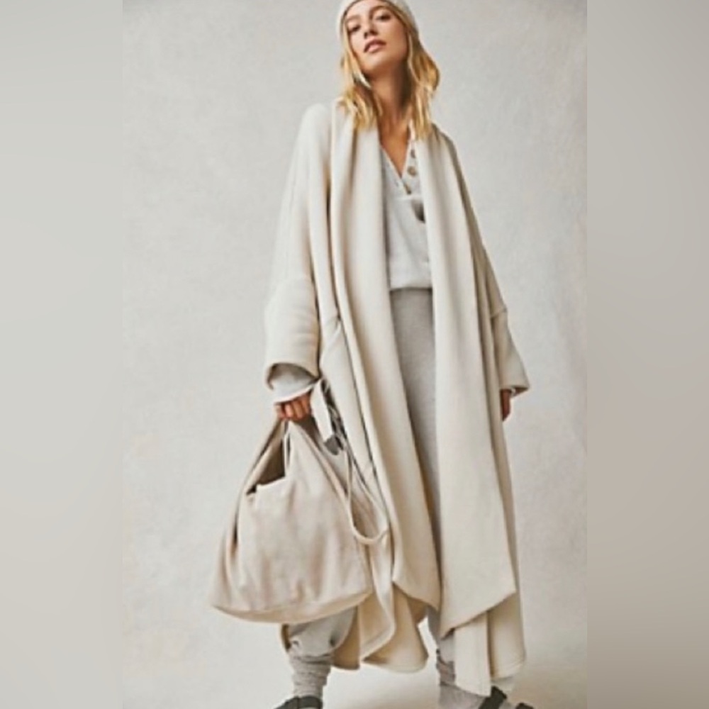 NWT -  FREE PEOPLE - IN FLIGHT PONCHO SIZE XS/S IN COLOR MORNING OAT